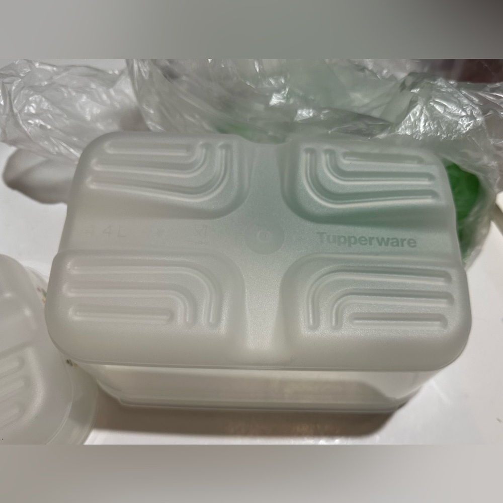 2 Tupperware Fridgesmart Containers - Picture 2 of 4